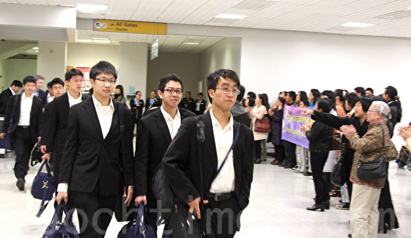 神韵交响乐团音乐家们步入机场前厅。（李今春/大纪元）