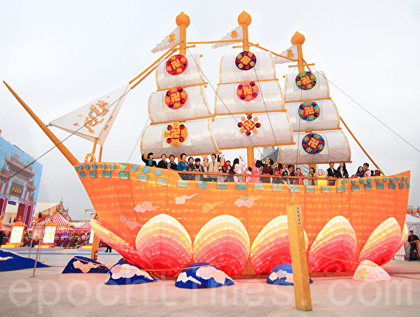 今年初法輪功團體於新竹燈會參展的「巨型法船花燈」，是歷年來第一座開放讓民眾親身接觸、登船參觀的花燈。（大紀元資料照）