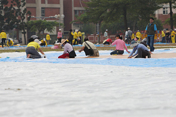 2013台湾学员于台南举行排字，11月22日工作人员在会场进行各项准备活动。（李丹尼／大纪元）
