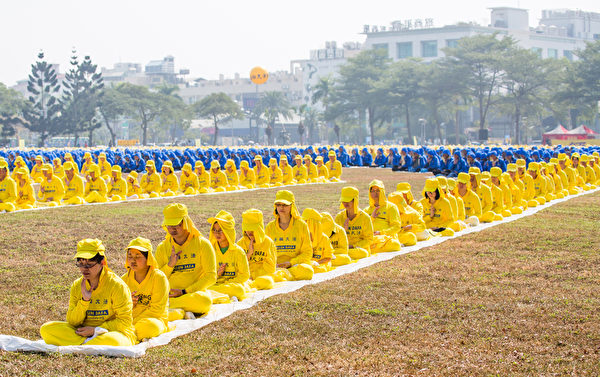 2013年11月23日，台灣台南，整齊的排字隊伍。（鄭順利／大紀元）