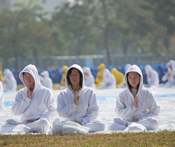 2013年11月23日，台灣台南，參加排字的法輪功學員按著排字圖形的需要穿著不同顏色的服裝。（鄭順利／大紀元）