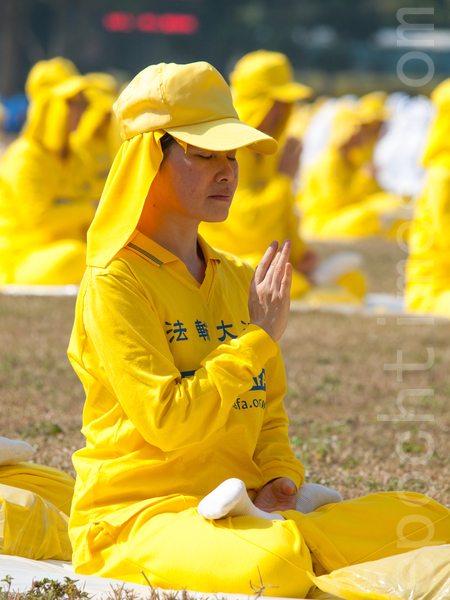 2013年11月23日，台灣台南，參加排字的法輪功學員。（唐賓/大紀元）