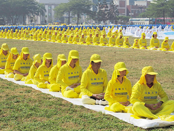 2013年11月23日，台灣台南，法輪功學員整齊的排字隊伍。(王嘉益／大紀元)