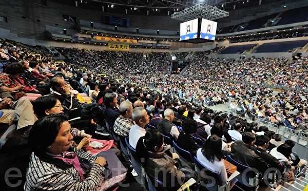 2013台湾法会24日于高雄巨蛋举行，7,000名法轮功学员齐聚参与年度盛会。（孙湘诒/大纪元）