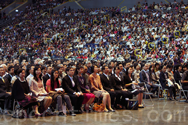 2013台湾法会24日于高雄巨蛋举行，7000名法轮功学员齐聚参与年度盛会。（李丹尼/大纪元）
