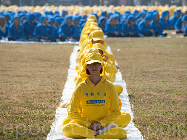 2013年11月23日，台湾台南，法轮功学员整齐的排字队伍。（唐宾／大纪元）