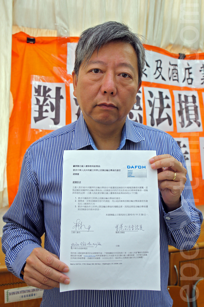 香港支联会主席、工党主席李卓人支持全球征签活动(潘在殊／大纪元）