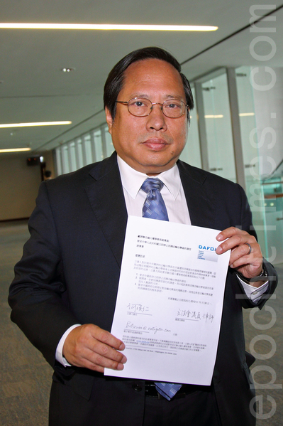 香港立法会议员何俊仁支持全球征签活动