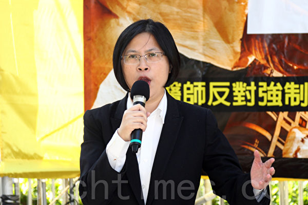 香港法轮功学员和各界人士11月30日在香港政府总部举行反迫害集会，呼吁共同制止中共活摘法轮功学员器官的滔天罪行，医生反对强制摘取器官组织亚洲区法律顾问朱婉琪首次在会上提出建议，呼吁全世界的国会成立一个跨国界、跨党派的全球国会议员反对中共活摘器官联盟。（潘在殊/大纪元）