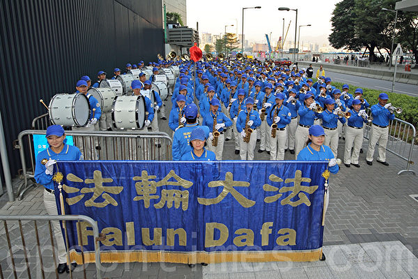 香港法轮功学员和各界人士11月30日在香港政府总部举行反迫害集会，呼吁共同制止中共活摘法轮功学员器官的滔天罪行，天国乐团在场表演。（潘在殊/大纪元）
