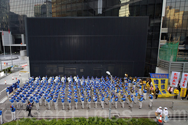香港法轮功学员和各界人士11月30日在香港政府总部举行反迫害集会，呼吁共同制止中共活摘法轮功学员器官的滔天罪行，天国乐团在场表演。（潘在殊/大纪元）