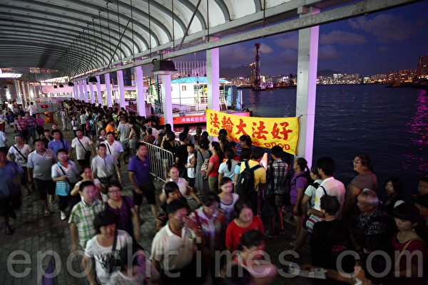 隨著香港開放大陸同胞自由行，2012年訪港旅客達4,861萬人次，當中以大陸旅客為主，有3,491萬人次；不少大陸遊客透過這些真相退黨點聲明退出中共組織，當中有許多感人的三退故事。（潘在殊/大紀元）