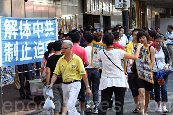 随着香港开放大陆同胞自由行，2012年访港旅客达4,861万人次，当中以大陆旅客为主，有3,491万人次；不少大陆游客透过这些真相退党点声明退出中共组织，当中有许多感人的三退故事。（潘在殊/大纪元）