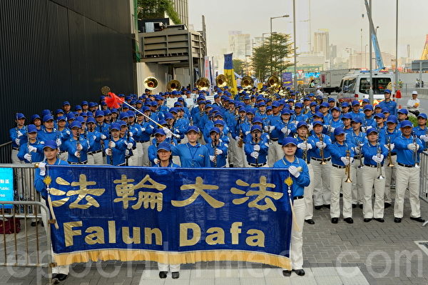 香港法轮功学员和各界人士11月30日在香港政府总部举行反迫害集会和游行，呼吁共同制止中共活摘法轮功学员器官的滔天罪行。（宋祥龙／大纪元）