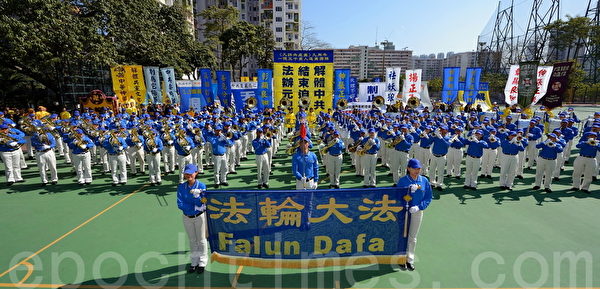 2013年12月1日香港舉行聲援1億5千萬勇士退黨的盛大遊行和集會。圖為天國樂團在集會現場演奏。（宋祥龍／大紀元）