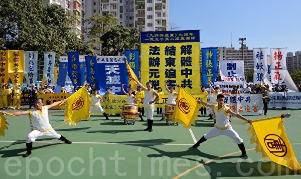 2013年12月1日香港舉行聲援1億5千萬勇士退黨的盛大遊行和集會。圖為集會現場新唐人旗鼓隊的表演。（宋祥龍／大紀元）