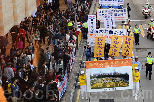 2013年12月1日，香港九龍鬧區舉行聲援1億5千萬勇士退黨的盛大遊行，吸引了大批中國大陸遊客圍觀，數千份真相資料很快派光，大陸遊客在香港退黨也非常踴躍。（宋祥龍／大紀元）