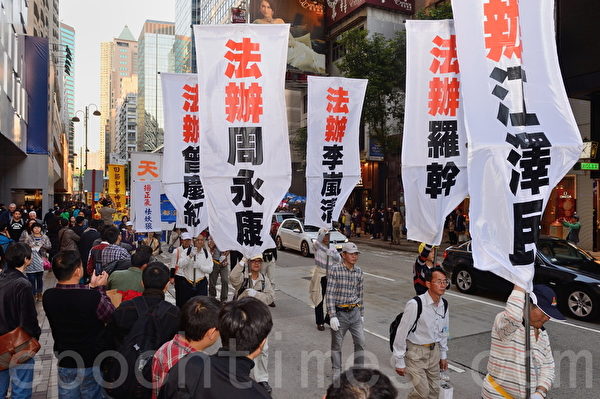 香港九龍鬧區12月1日舉行盛大的聲援1億5千萬勇士退黨遊行，吸引了大批中國大陸遊客圍觀，數千份真相資料很快派光，大陸遊客在香港退黨也非常踴躍。（宋祥龍／大紀元）