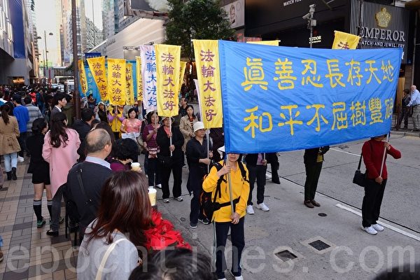2013年12月1日，香港九龍鬧區舉行聲援1億5千萬勇士退黨的盛大遊行，參加者手持各式橫幅表達訴求。（宋祥龍／大紀元）