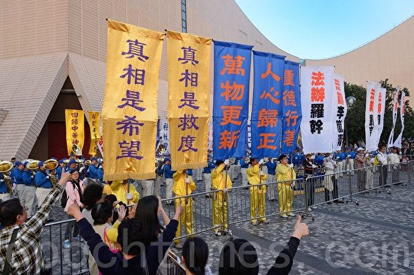 2013年12月1日，香港九龍鬧區舉行聲援1億5千萬勇士退黨的盛大遊行，參加者手持各式橫幅表達訴求。（宋祥龍／大紀元）