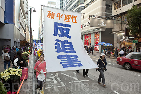 2013年12月1日，香港九龍鬧區舉行聲援1億5千萬勇士退黨的盛大遊行，吸引了大批中國大陸遊客圍觀，數千份真相資料很快派光，大陸遊客在香港退黨也非常踴躍。（余鋼／大紀元）