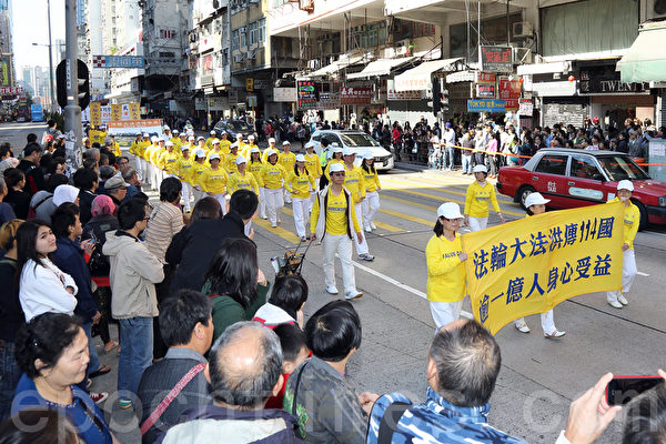 2013年12月1日，香港九龍鬧區舉行聲援1億5千萬勇士退黨的盛大遊行，吸引了大批中國大陸遊客圍觀，數千份真相資料很快派光，大陸遊客在香港退黨也非常踴躍。（潘在殊/大紀元）