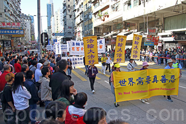2013年12月1日，香港九龍鬧區舉行聲援1億5千萬勇士退黨的盛大遊行，吸引了大批中國大陸遊客圍觀，數千份真相資料很快派光，大陸遊客在香港退黨也非常踴躍。（潘在殊/大紀元）