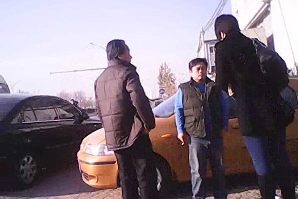 12月2日上午9点30分，信廷超案在北京朝阳区温榆河法庭非法开庭，几十位乡亲及亲属到现场声援，当局恐慌。（知情者提供）