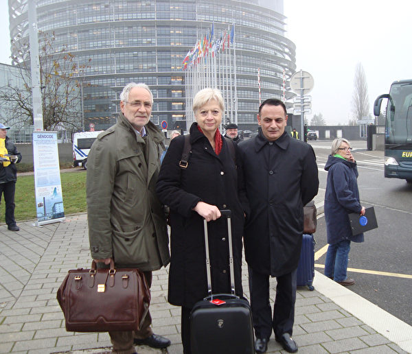 塞浦路斯議員Eleni THEOCHAROUS（中）、斯洛文尼亞議員Ivo VAJGL（左）和奧地利議員Richard SEEBER對法輪功學員說：「我們是支持你們的！」（攝影：黎平/大紀元）