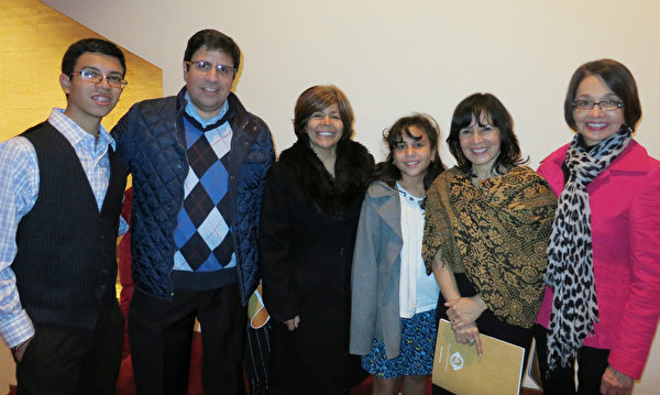 SC Latina雜誌老闆Giovanni Ovalle（左2）攜帶親友前來觀看12月23日神韻的首場演出。（林南宇/大紀元）