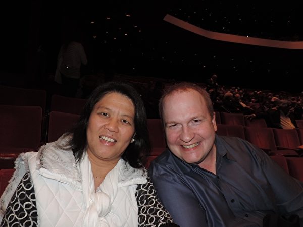 公司創始人Peter Reese先生和太太於12月24日下午觀看神韻紐約藝術團在美國休斯頓的瓊斯表演藝術劇院（Jones Hall）第二場演出。（李宇微／大紀元）