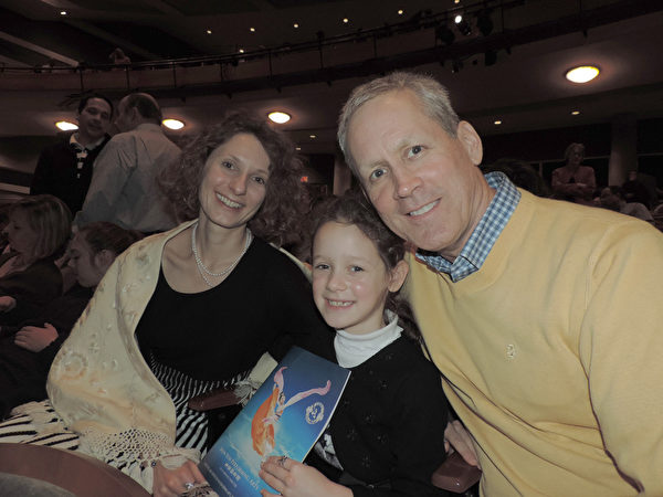 2013年12月28日下午两点，艺术家Dan Clayton 先生带着太太和女儿观看了神韵巡回艺术团在朗氏表演艺术中心的演出，Clayton 先生认为神韵的创作美丽而优雅。（李宇微/大纪元）          