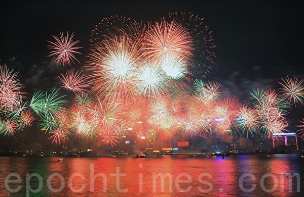 迈向2014年的香港跨年烟火花，缤纷的色彩吸引许多中港台的民众，现场欢乐惊叹的欢呼迎接新的一年。（宋祥龙 /大纪元）