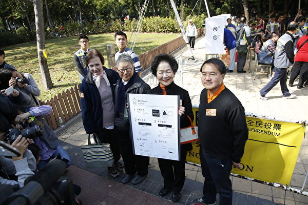 「香港良心」前政務司司長陳方安生1月1日參與2014新年大遊行之餘，出發前又到維園全民公投票站投票，呼籲市民踴躍就普選發聲。（潘在殊／大紀元）