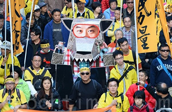 参与2014新年大游行的香港市民强调，梁振英是中共的傀儡，所做的一切都对香港无益，要求他下台。（宋祥龙/大纪元）
