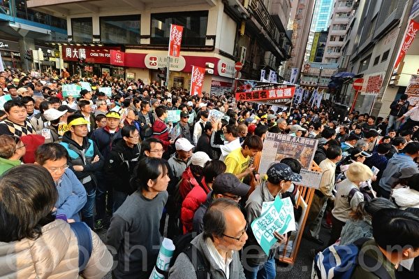 參與新年遊行的香港市民踴躍，許多人自備的抗議標語橫額，場面熱鬧。（宋祥龍/大紀元）