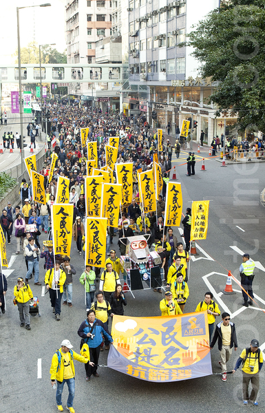 香港2014年新年大游行于1月1日下午3时正式在维多利亚公园出发。参与元旦游行的香港市民强调，梁振英是中共的傀儡，所做的一切都对香港无益，要求他下台。（余钢/大纪元）