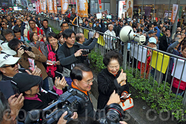 香港民間人權陣線舉行的2014年新年大遊行，3萬人參加，市民用各式道具標語要求真普選，不要中共篩選式的假民主，並要求中共地下黨特首梁振英下台，圖為前政務司司長陳方安生參加遊行，大受市民歡迎。（潘在殊／大紀元）