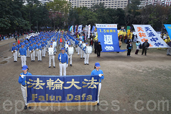 香港民间人权阵线举行的2014年新年大游行，3万人参加，法轮功的游行队伍以雄壮的天国乐团演奏及各式接揭露中共迫害和退党的幡旗横额，成为最受瞩目的阵列。（潘在殊／大纪元）