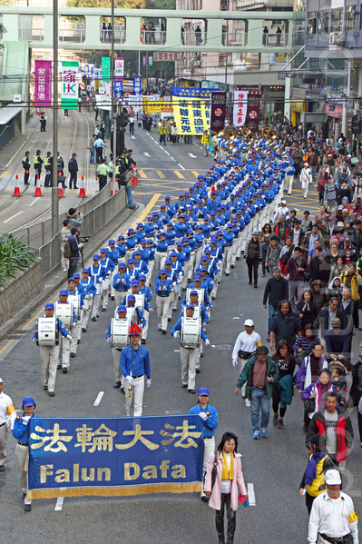 香港民间人权阵线举行的2014年新年大游行，3万人参加，法轮功的游行队伍以雄壮的天国乐团演奏和各式揭露中共迫害和退党的幡旗横额，成为最受瞩目的阵列。（蔡雯文／大纪元）