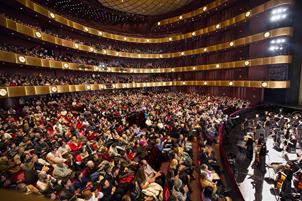 2014年1月11日神韵纽约艺术团在林肯中心演出的两场均爆满。下午场，大幕一拉开即引来全场掌声不断。（戴兵/大纪元）