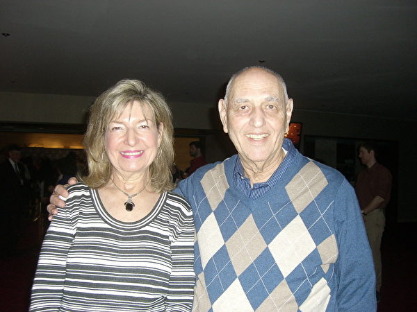 美國心理學協會發言人羅莎琳德-多蘭（Rosalind Dorlen）與先生大衛在2014年1月11日紐約林肯中心神韻晚會。（徐竹思/大紀元） 