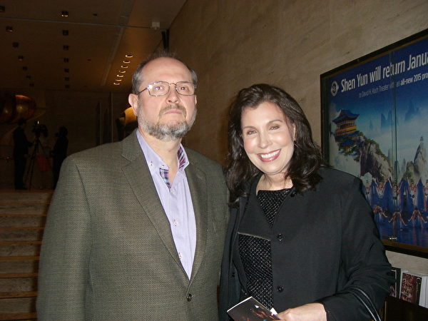 南达科他州大学教授布瑞尼恩（John Brannian）与太太时尚设计师可丽（Anita Kealey）在2014年1月11日纽约林肯中心神韵晚会。（徐竹思/大纪元）
