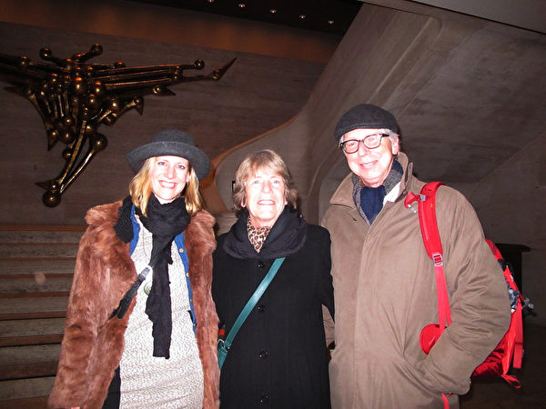 荷兰财政部官员的Elly Tolman女士（中）与丈夫荷兰医学家Fred Van Duijn携友人观看了神韵纽约艺术团1月11日在纽约的演出，他们赞叹神韵展现了中国古老文化，令人神往。（潘美玲/大纪元）