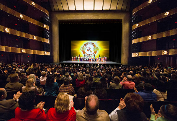 2014年1月12日下午紐約林肯中心大衛寇克劇院，神韻紐約藝術團今年在紐約的第四場演出座無虛席。（戴兵／大紀元）