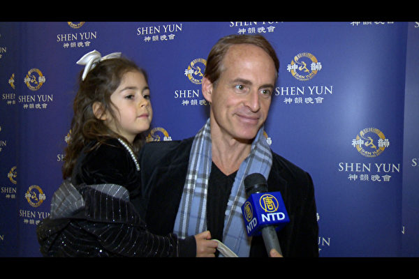 催眠、營養師羅斯（Jeffrey Rose）是紐約電視節目的座上客。對2014年1月12日紐約林肯中心的神韻晚會讚不絕口。（大紀元圖片）