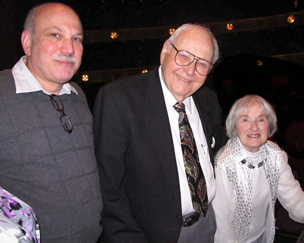 九十歲的美國電視明星夫婦考夫曼（Kaufman），先生Morty（中）和太太Lee（右）2014年1月12日在紐約林肯中心喜觀神韻。（潘美玲／大紀元）