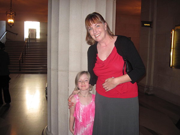 心理學家Jessica Pullins女士和女兒。（周容/大紀元）