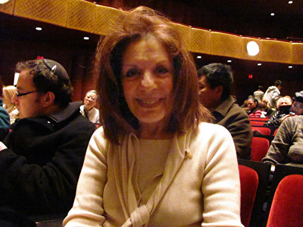 《紐約時報》暢銷書排行榜上有名的作家摩特曼（Doris Mortman）在2014年1月12日紐約林肯中心的神韻晚會。（唐超／大紀元）