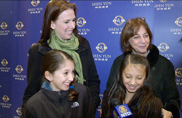 《蜘蛛人2》的制作经理、电影制作人平克丽（Denise Pinckley，右后）于2014年1月18日纽约林肯中心大卫‧寇克（David H. Koch）神韵晚会。（大纪元图片）
